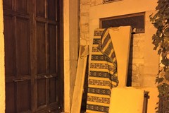 Shock nel borgo antico: materassi e parti di divano abbandonati davanti alla Chiesa del Carmine