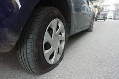 Raid dei vandali, pneumatici squarciati ad almeno 6 auto