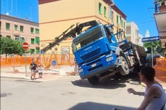 Cede il braccio meccanico di un camion. Tanto spavento, ma nessun ferito