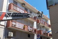 Cornicioni pericolanti in via De Turcolis, intervengono i Vigili del Fuoco