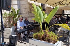 Caffè Concerto in piazza, la domenica ha un altro volto con la musica