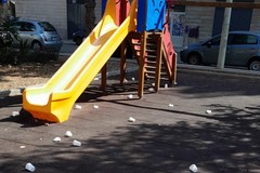 Bagordi in piazza Stallone. Spazzatura ovunque dopo una nottata alcoolica