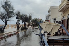 Grandine e vento su Giovinazzo: piazza allagata, alberi abbattuti (FOTO e VIDEO)