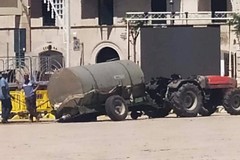 Col trattore sul basolato: danni a piazza Vittorio Emanuele II