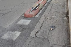 Abbattuto palo della segnaletica verticale sulla ciclovia di Ponente