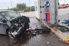 Giovinazzo, slitta sull'asfalto e finisce contro la colonnina del rifornimento