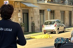 Cade dal quinto piano mentre sistema la tenda, muore a 89 anni