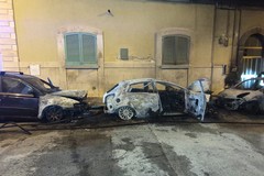 Fiamme nella notte: distrutte due auto, danneggiata una terza