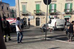 Impatto tra auto e scooter alla rotatoria di piazza Vittorio Emanuele II