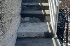 Una nuova scala alla Cappella. In via di sostituzione alcune ringhiere a Ponente