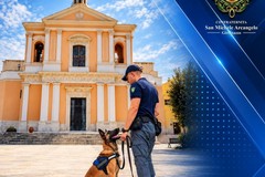 L'Unità Cinofila Antidroga della Polizia di Stato in piazza Sant'Agostino