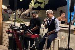 La voce di Savio Vurchio incanta in una notte sul mare a Giovinazzo