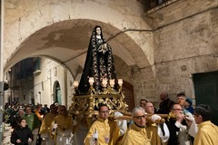 Per le strade di Giovinazzo la processione dell'Addolorata - FOTO e VIDEO