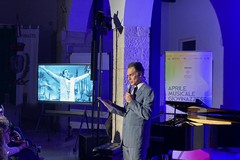 L'omaggio raffinato a "mister Volare" incanta il pubblico di Giovinazzo