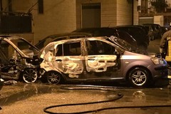 Incendio colpisce cinque auto: il rogo parte da una, poi l'effetto domino