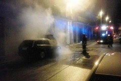 Fiamme sul cofano: incendiata una Ford Focus