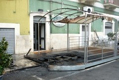 Dà fuoco ad un’auto e danneggia il Marylin
