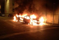 Fiamme nella notte: incendiate due auto