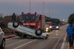16 Adriatica, auto si ribalta. Un ferito