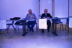Una società divisa tra l’idolo e lo stupore