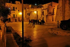 Il borgo antico di Giovinazzo tra assembramenti serali di giovani ed inciviltà