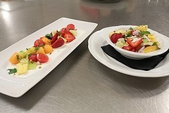 Insalata di frutta e verdura su salsa allo yogurt