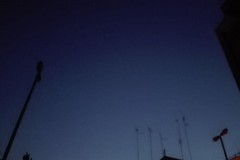 La strana storia dei lampioni accesi di giorno e spenti di notte