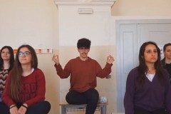 "Liceali's Karma", la cover di Andrea Defronzo è un video di YouTube