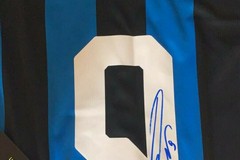 La maglia di Lukaku all'asta per il SerMolfetta
