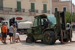 Muletto militare sprofonda in un canale di piazza Vittorio Emanuele II