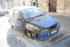 L’ennesima notte d’inferno: petardo e auto in fiamme