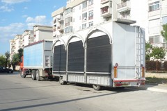 Un carrozzone "occupa" i parcheggi: proteste dei residenti