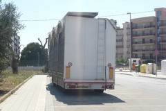 Un carrozzone "occupa" i parcheggi: proteste dei residenti