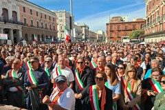 Il sindaco di Giovinazzo in piazza a Bari al fianco degli olivicoltori