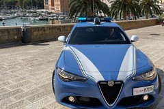 Tenta il suicidio lanciandosi dal balcone, poliziotto lo afferra al volo