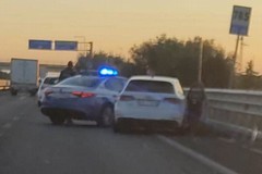 Poliziotti intercettano un'auto rubata, inseguimento sulla strada 16 bis