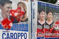 Manifesti elettorali di destra imbrattati con stelle a cinque punte