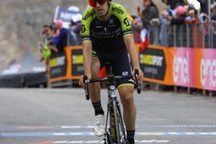 Simon Yates positivo al Covid. Il ciclista abbandona il Giro d'Italia