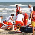 Si sente male in acqua. Muore in spiaggia fra i bagnanti
