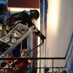 Paura in via Daconto, cadono lastre di pietra