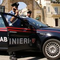 Rubano un furgone e sbattono contro un'auto, poi fuggono