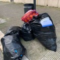 Rifiuti in via Papa Giovanni XXIII: la sfida degli incivili alle istituzioni continua