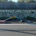 Continuano gli assalti al cordolo della ciclovia