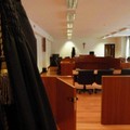 Soldi per pilotare le indagini sul clan Di Cosola: chieste 4 condanne