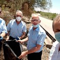 Il sindaco di Giovinazzo ripulisce le piazzole nei pressi degli svincoli. Con lui gli autisti comunali
