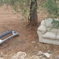 Un divano ed un paraurti nella campagne verso il Padre Eterno
