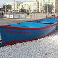 C'è una barca in piazza. Ma sono le aziende che hanno "adottato " le rotatorie