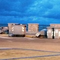 Il vento forte rovescia bidoni sul lungomare. Allerta meteo ancora per oggi