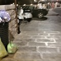 Cartolina da Giovinazzo: rifiuti ed auto in sosta vietata a Ponente