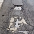 Buche in tutta la città. I lavori AQP nuocciono gravemente all'asfalto